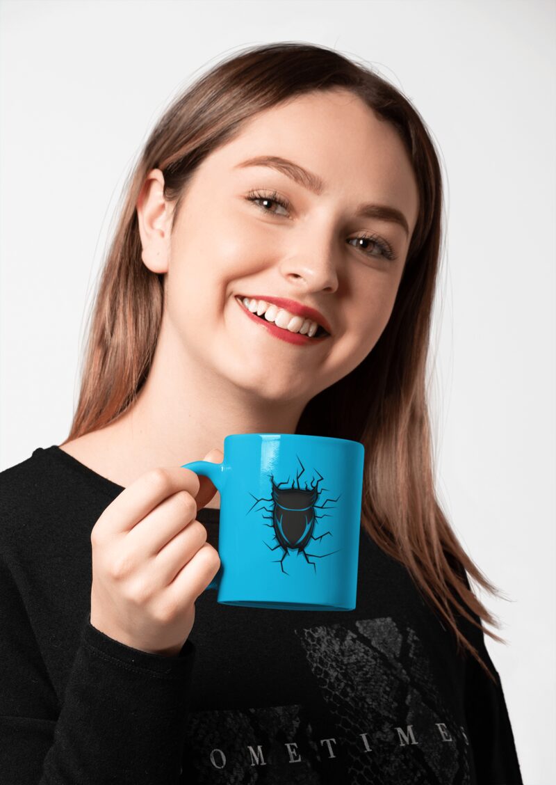Person hält eine EuroElite-Tasse